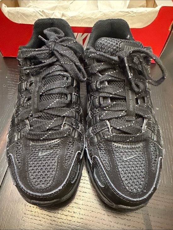 Nike Shoes - Nike women Black Mesh & Leather Sneakers